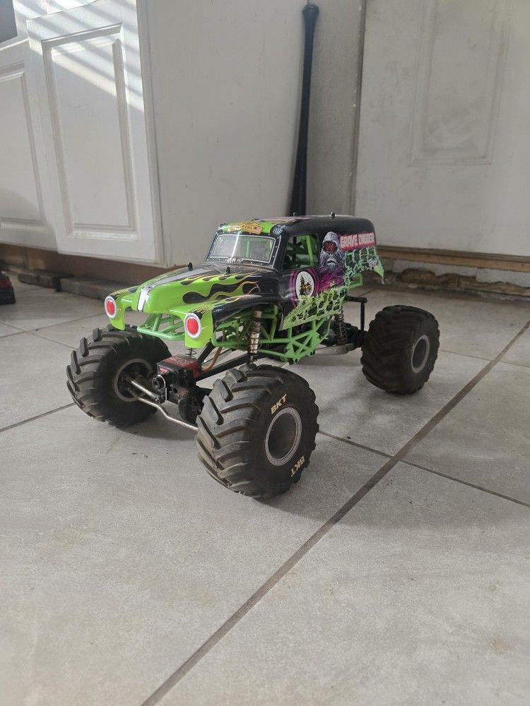 Axial SMT10 Grave Digger