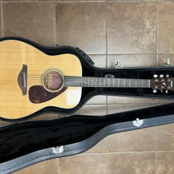 FG700 Yamaha Acoustic Guitar With Hard Top Case