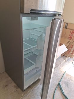 Whirlpool Refrigerator 28 inches wide