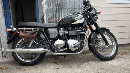 Triump Bonneville T100 motorcycle