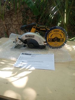 DeWalt 20v.   New.   XR. Circular saw.  6. 1/2".  Brushless motor