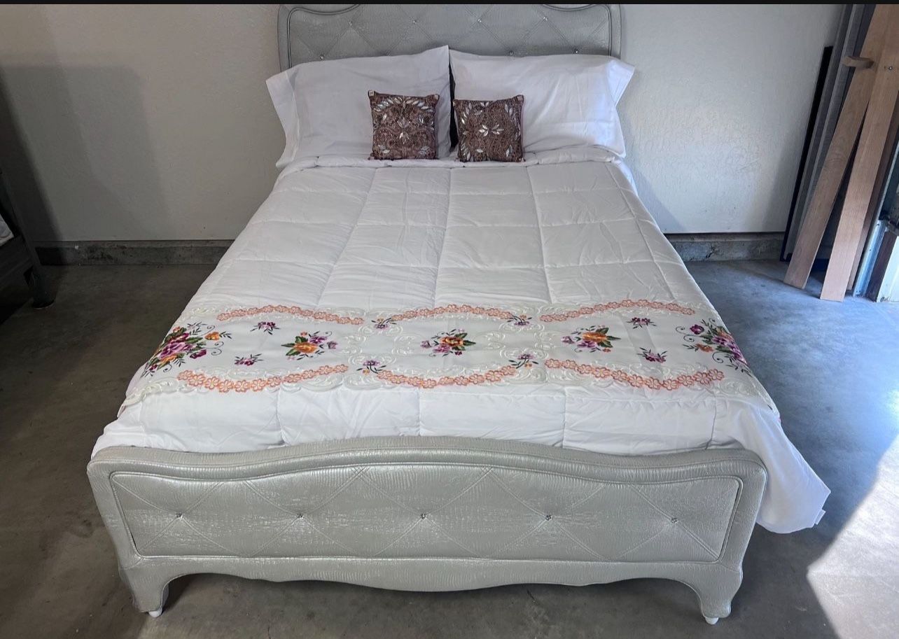 Full size Bedroom Set with New, Never slept on Matress. Includes matching dresser with mirror and a Nightstand. Hablo Español y hago entrego