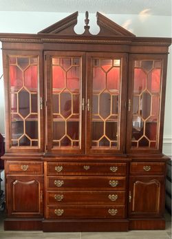 Beautiful solid wood china cabinet / display cabinet in excellent condition.