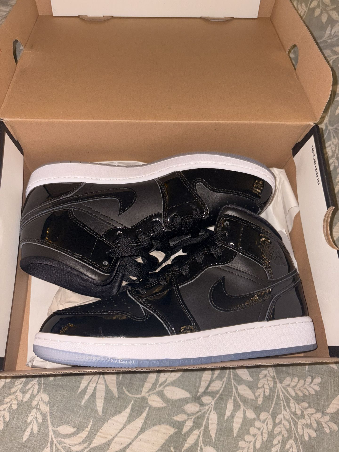GRADE SCHOOL AIR JORDAN 1 MID SE