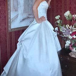 A magnificent WEDDING DRESS  (size 2-4)