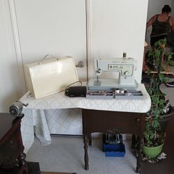 Singer Sewing Machine 