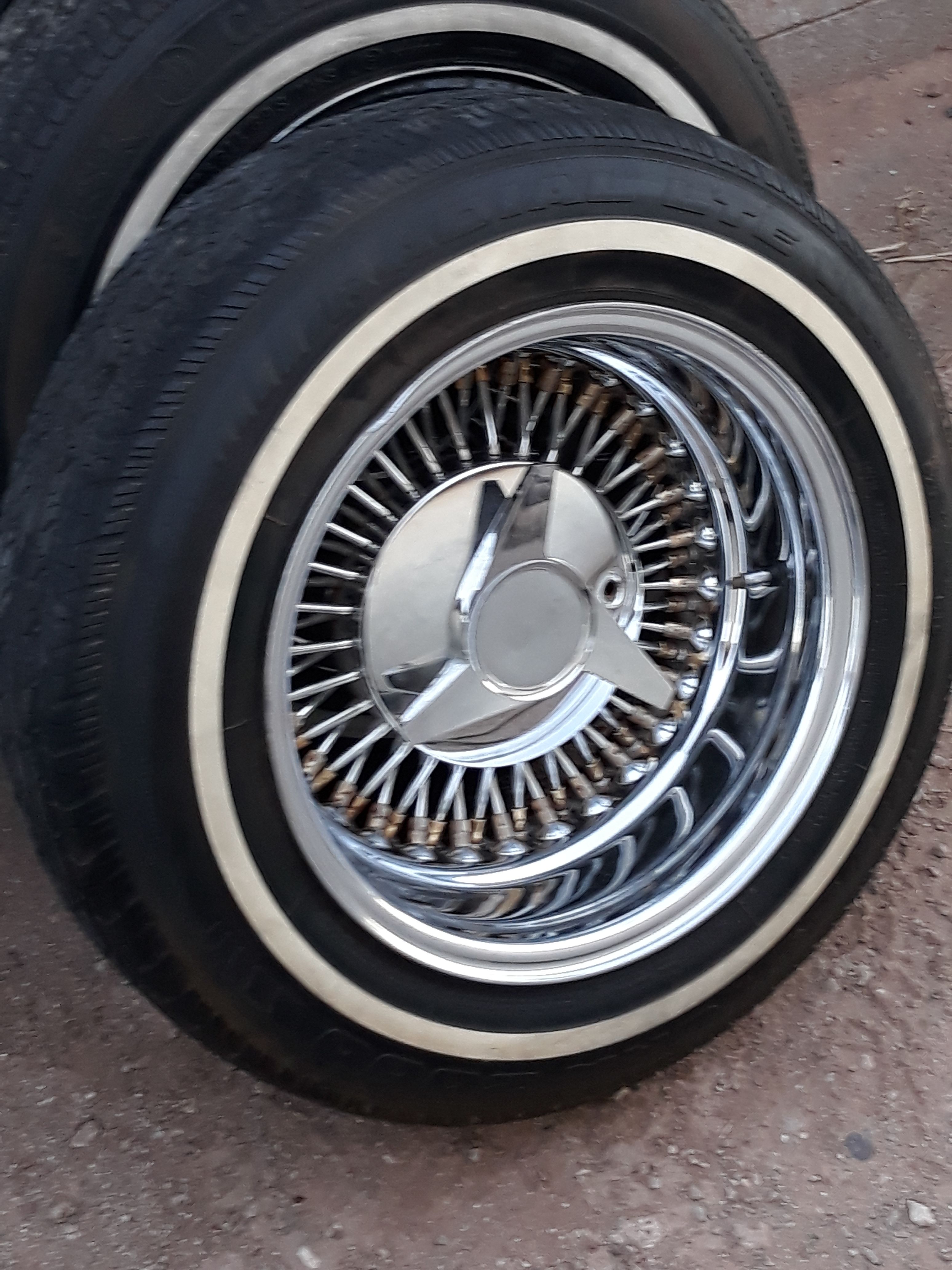 Roadster wire wheels center cap outlet