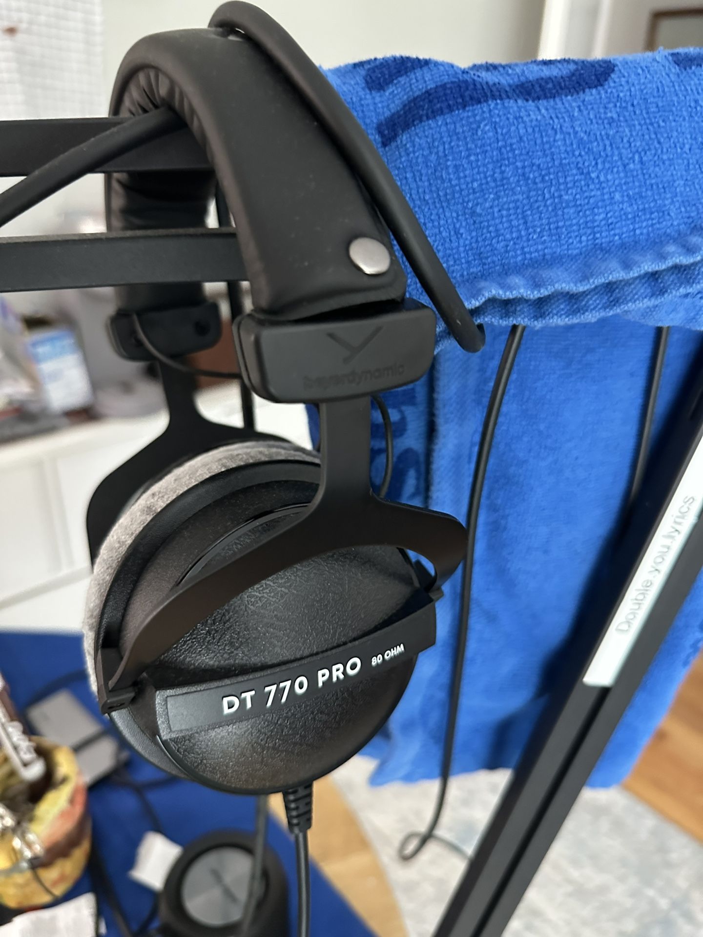 MPC SOFTWARE Beyerdynamic DT 770-PRO Studio Headphones , rode podmic studio microphone