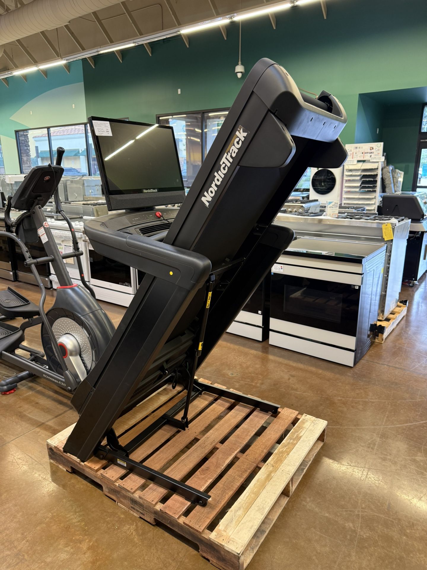 NordicTrack Treadmill 24” touchscreen