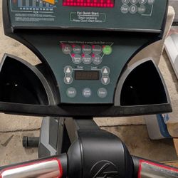 Life Fitness Stationary Exercise Bike 9500hr Practically NEW!  Brand New Battery!  Barley Used.