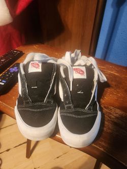 Tennis shoes