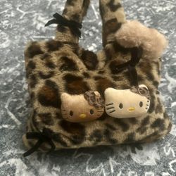 NEW IN BAG! SUPER PLUSH/ HELLO KITTY LEOPARD PRINT HANDBAG! HAS CUTE FACES, BOWS/ MAGNETIC BUTTON/ MEDIUM SIZE