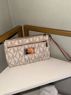 Michael kors wristlet