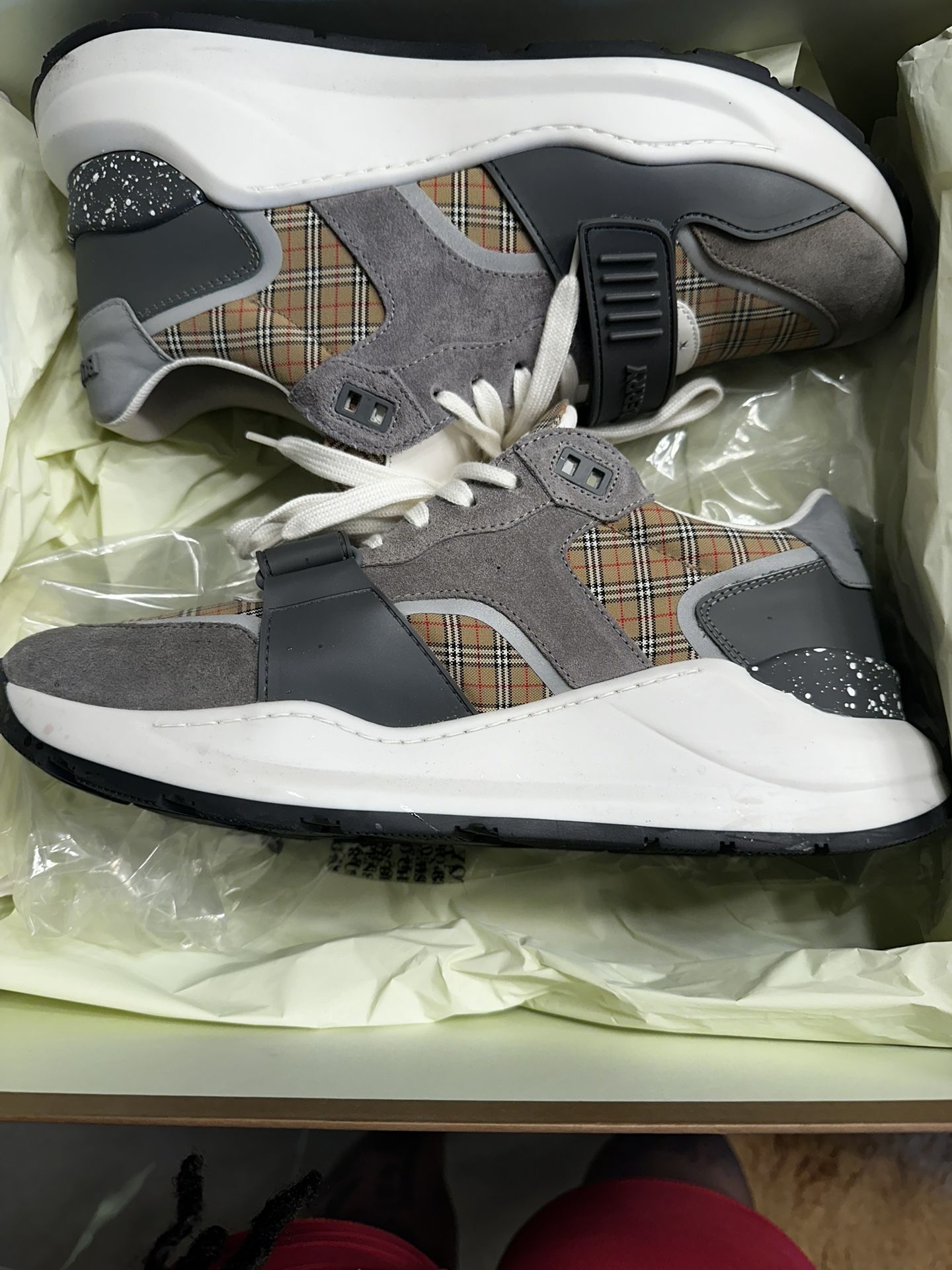 Burberry Size 43 (10)