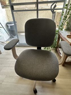 💺 Gray Swivel Task Chair with Wooden Armrests