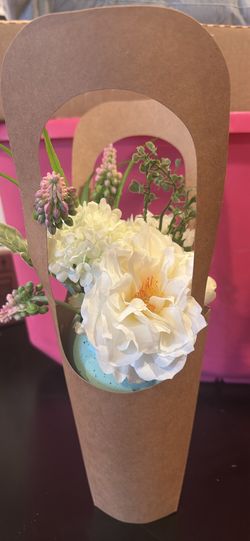 Kraft paper flower carriers