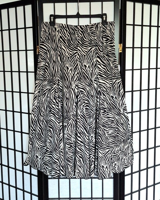 Chico's black & cream zebra print full swing style, midi skirt, Sz. 2 (L/12)