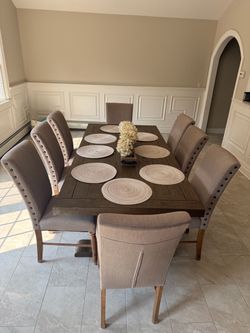 Moving sale. Beautiful dining table in mint condition ! ( Read description )