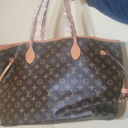 Louis Vuitton Utility Phone Pocket M80746 for Sale in Queens, NY - OfferUp