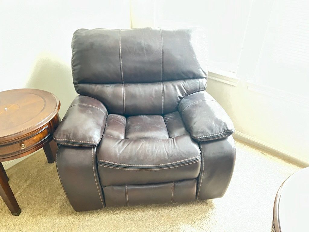 Beautiful Cindy Crawford Reclining LEATHER Chair