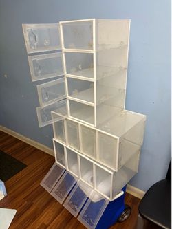 Clear plastic stackable storage containers (12)