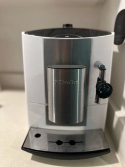 MIELE Freestanding Coffee Machine CM5100