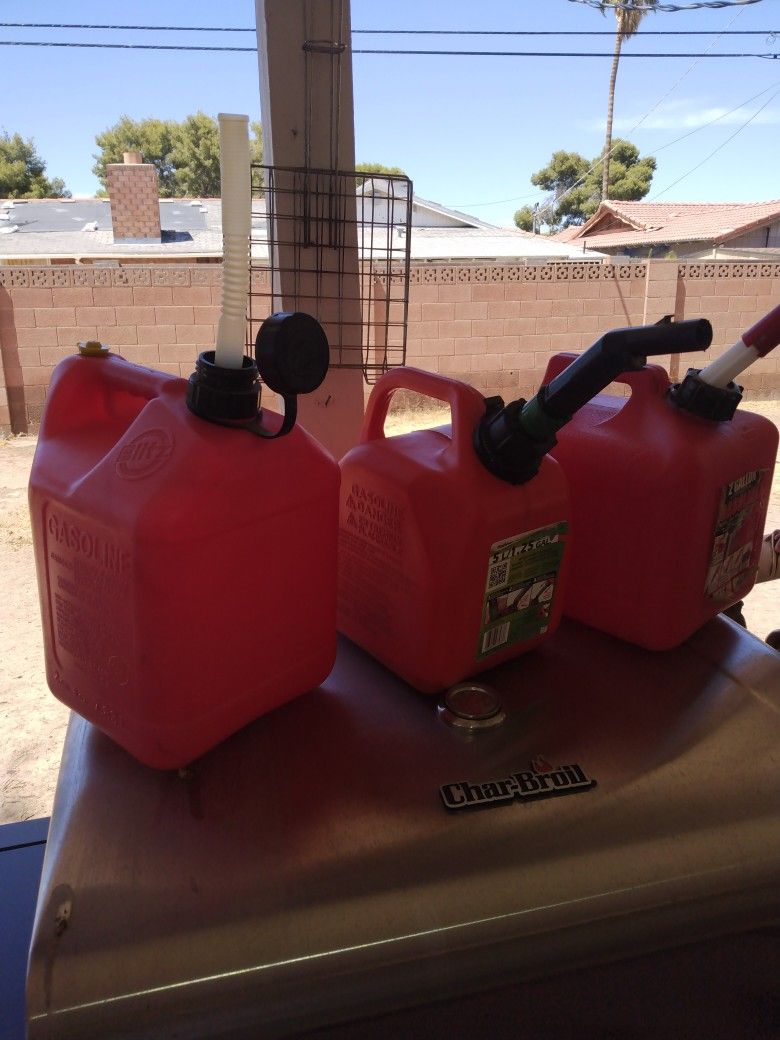 2. 2 Gallons And One 1.5 Gallons Perfect Cond And Clean Price Firm Español También