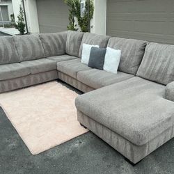 Huge Light Gray Sectional Couch In Excellent Condition - Free Delivery 🚚 