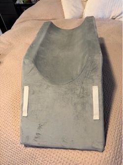 Pillow to elevate knee