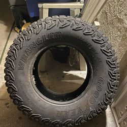 LT 325/65R18