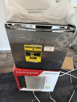 Frigidaire Mini freezer EFRF114-6COM Upright Freezer 1.1 cu ft NEW!!!! Retro Design!