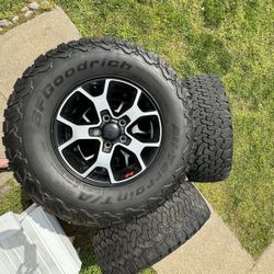 285/70r17 BFG KO2 and Jeep Rubicon wheels (set of 4)