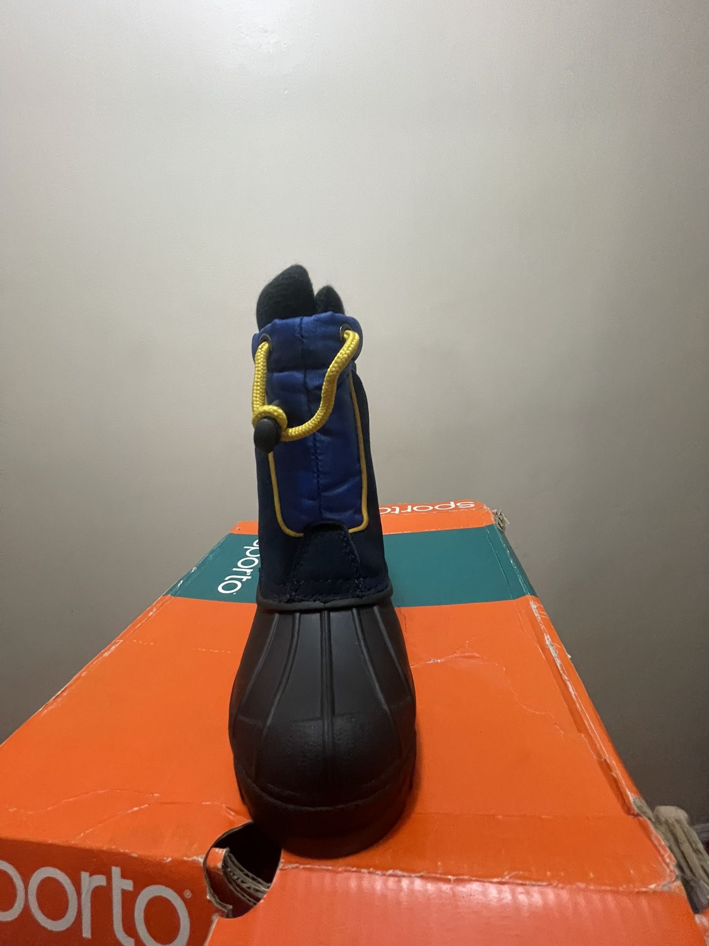 Snow boots