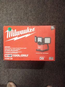 MILWAUKEE DUAL POWER TRIPLE-PANEL FLOOD LIGHT