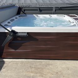2020 Sundance Kingston 980 spa hot tub large spa