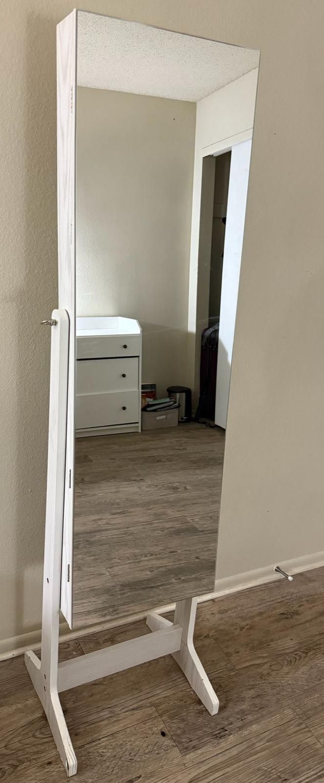Mirror And Jewelry Organizer
