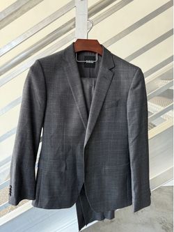 Brand NEW  Hugo Boss Men’s Charcoal Grey Suit Size 40R