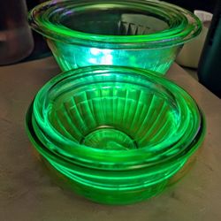 Hazel Atlas  Uranium Glass Nesting Bowls, 1930s