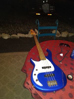 Photo Peavey electric Bass left-handed guitar