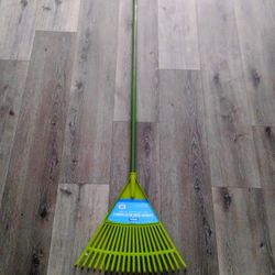 New Garden Rake W Handle 