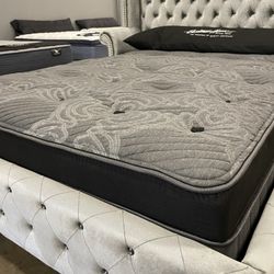 Brand New Pillow Top *Mattress* set in Plastic