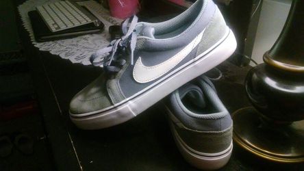Nike boys size 5.5