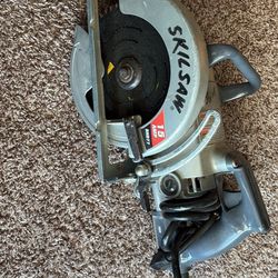 Skilsaw Worm Drive Circular Saw