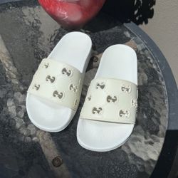 Woman’s Gucci Slides