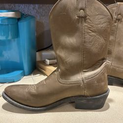 Justin Boots (12D)