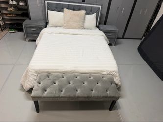 Four piece queen bedroom set