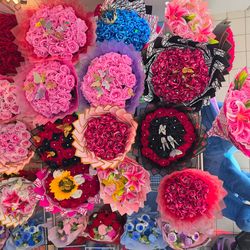 Pretty artificial flower bouquets for gifts or decor