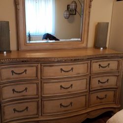 3 Piece Bedroom Set  !  $ 350. Neg