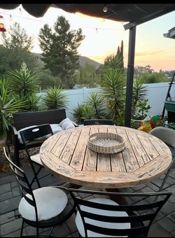 Outdoor quality round table