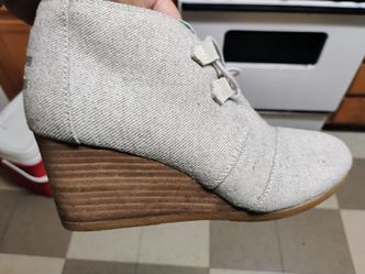 Woman's fashion shoes Toms brand size 9.5